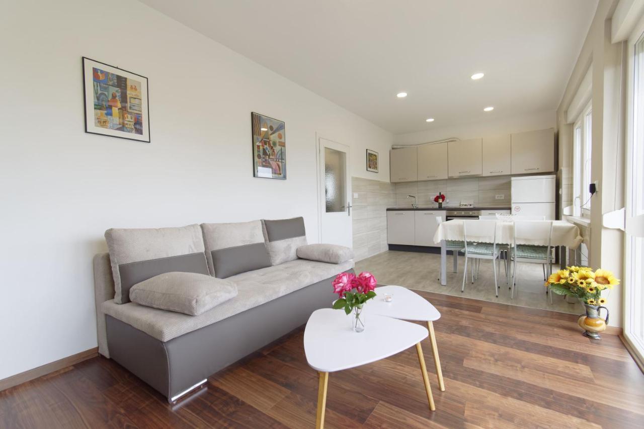 Apartment Patrik By Rent Istria Umago Esterno foto